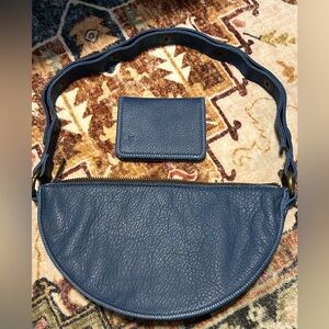 NWOT Lyons Leather Co. blue bee bag with matching cardholder